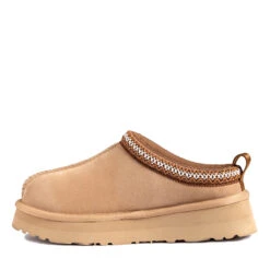 UGG Supreme Tash Platform Slippers -Chic Clothing Store 2 35b70d09 e2ac 498a be88 5a2329d5cea6
